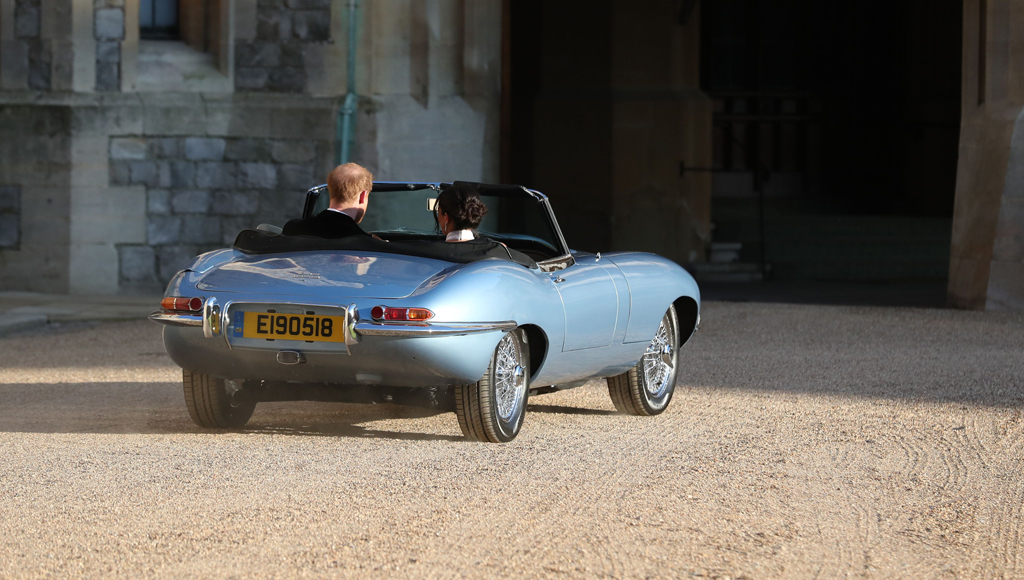 Hoàng tử Harry lái chiếc xe Jaguar E-Type Zero cùng công nương Meghan Markle tới tiệc cưới