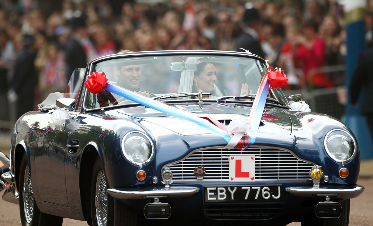 Xe Aston Martin DB6 Mk2 Volante 1969 trong đám cưới của Hoàng tử William