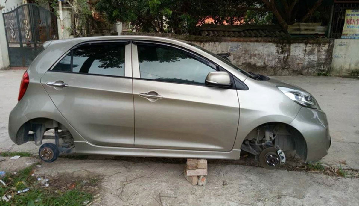 Xe bi trộm mất bánh