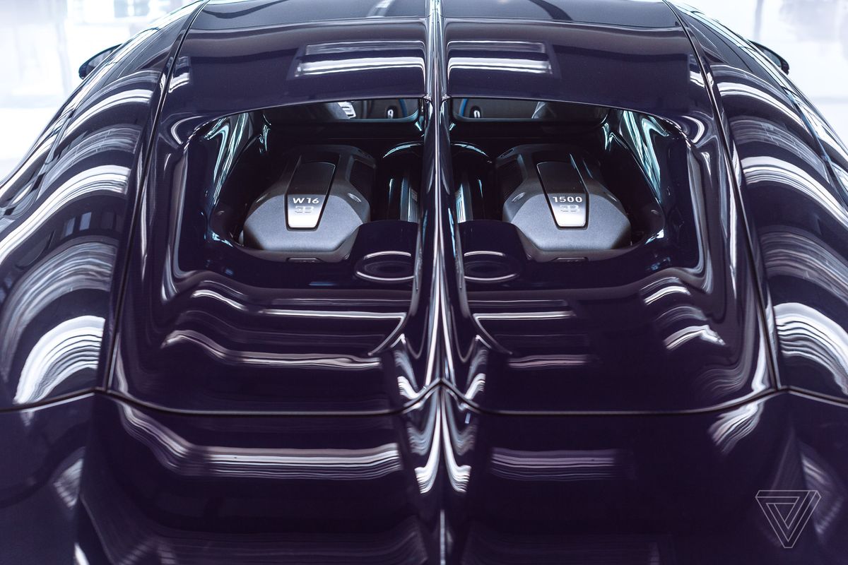 Khoang động cơ xe Bugatti Chiron