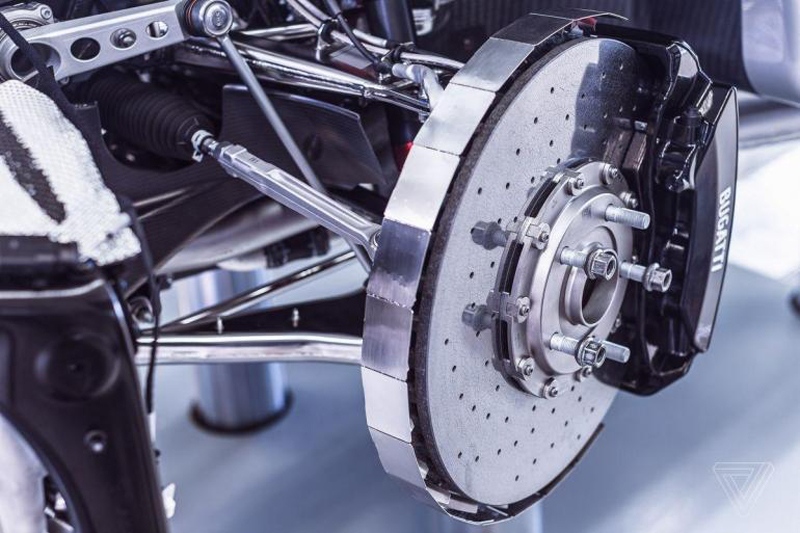 Thiết kế phanh gốm carbon của xe Bugatti Chiron