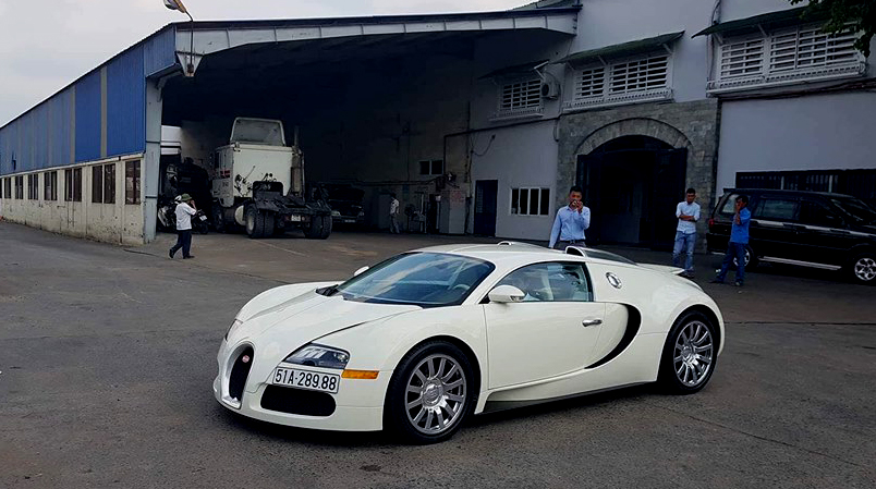 Hình ảnh siêu xe Bugatti Veyron trước khi đưa lên xe chuyên dụng để lên đường về với chủ mới