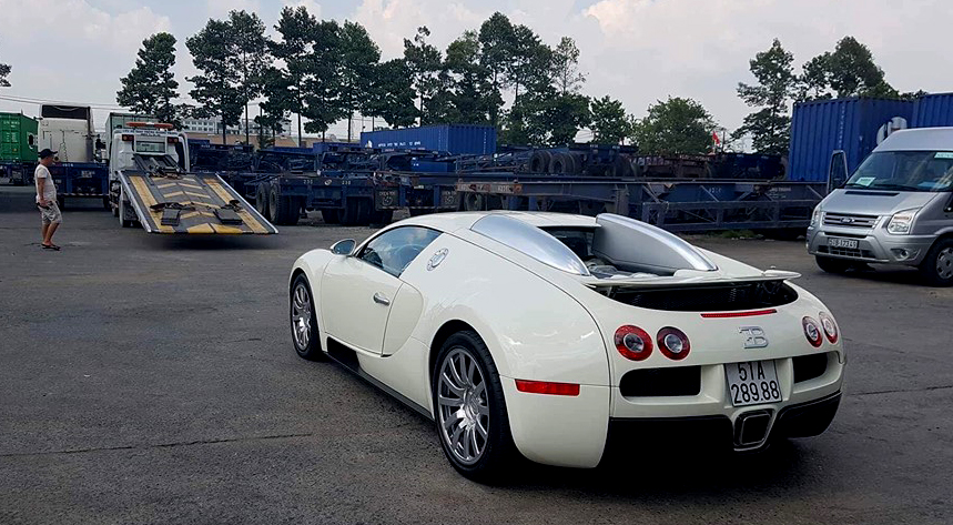 Chiếc Bugatti Veyron độc nhất Việt Nam khoác bộ cánh màu trắng mới tinh