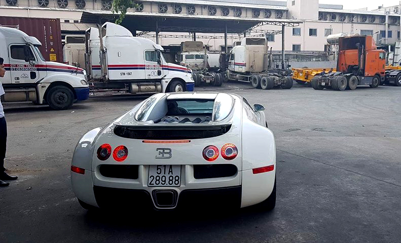 Siêu xe Bugatti Veyron độc nhất Việt Nam vẫn giữ nguyên biển số cũ khi đưa lên xe chuyên dụng