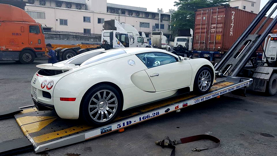 Chiếc Bugatti Veyron độc nhất Việt Nam được đưa lên xe chuyên dụng
