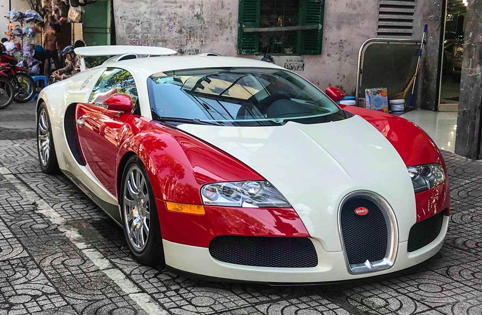 'Ông hoàng tốc độ' Bugatti Veyron này có ngoại thất 2 màu đỏ và trắng khi còn ở với chủ cũ