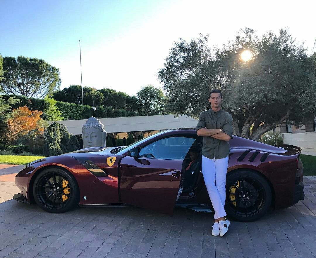 CR7 bên cạnh chiếc Ferrari F12 TDF Berlinetta phiên bản giới hạn chỉ có 799 chiếc