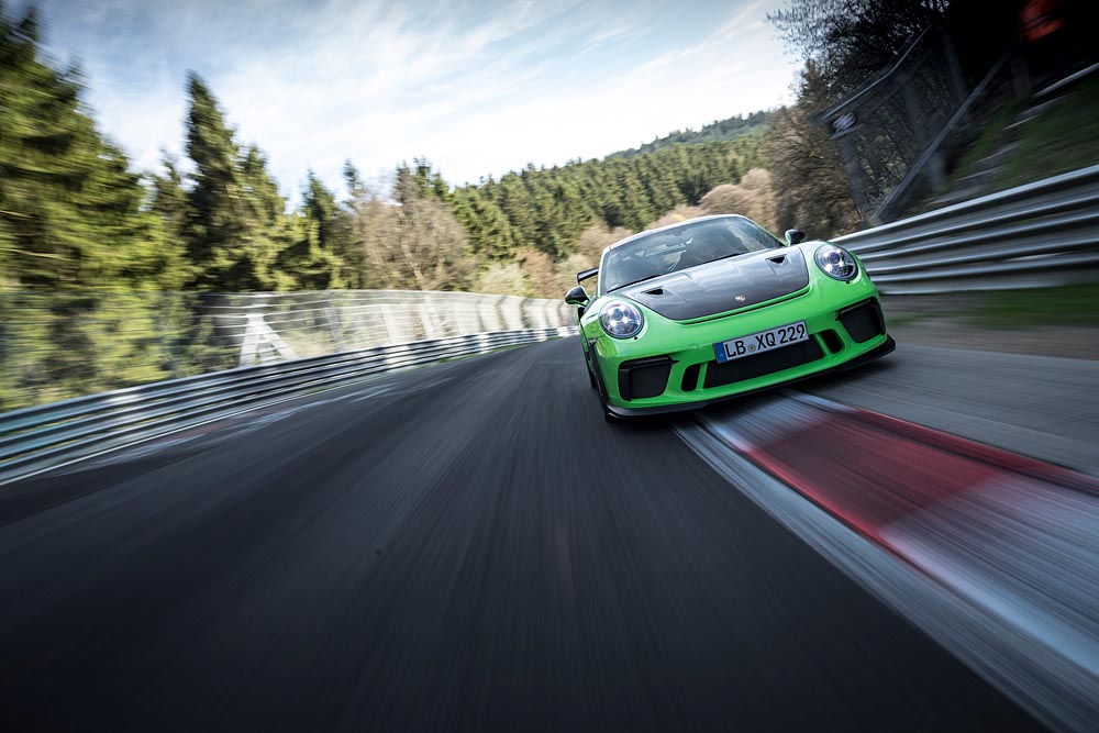Phiên bản 911 GT3 RS tăng tốc từ 0 đến 100km/h trong 3,2 giây, đạt vận tốc tối đa 312 km/h.