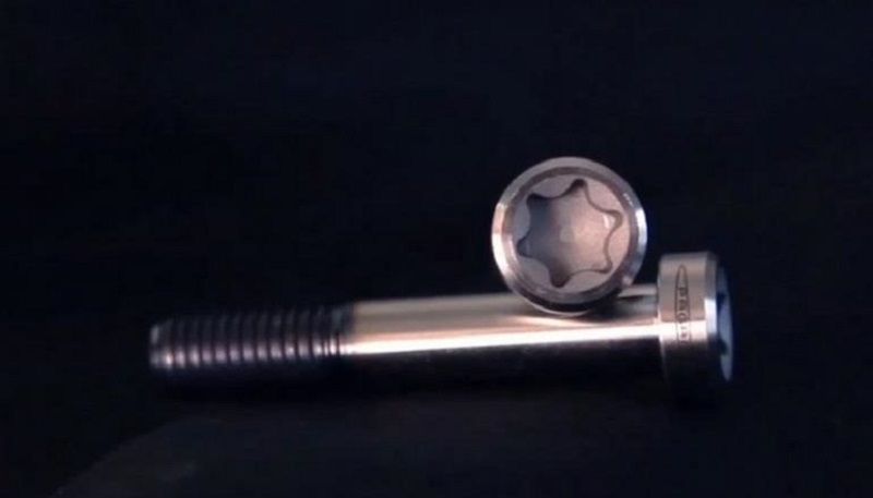 Bulông Pagani được làm từ titan và có logo trên từng chiếc