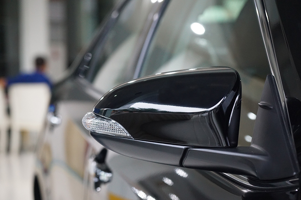 Gương chiếu hậu Toyota Camry 2018 tích hợp xi nhan, gập điện