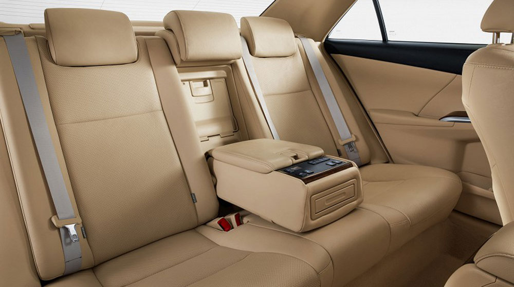 Hàng ghế sau xe Toyota Camry 2018 tích hợp cả nút điều khiển