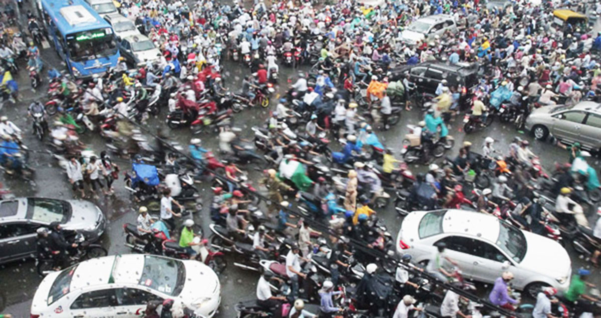 Xe máy tạt đầu ô tô