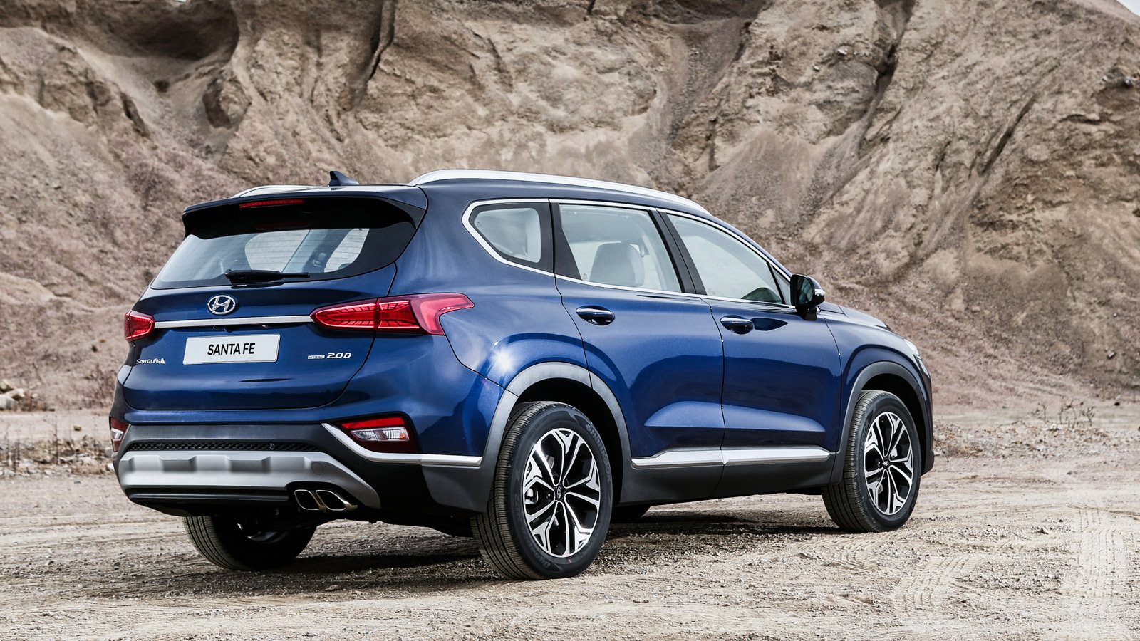 Đuôi xe Santa Fe 2019 được gọt rũa vuông vức hơn