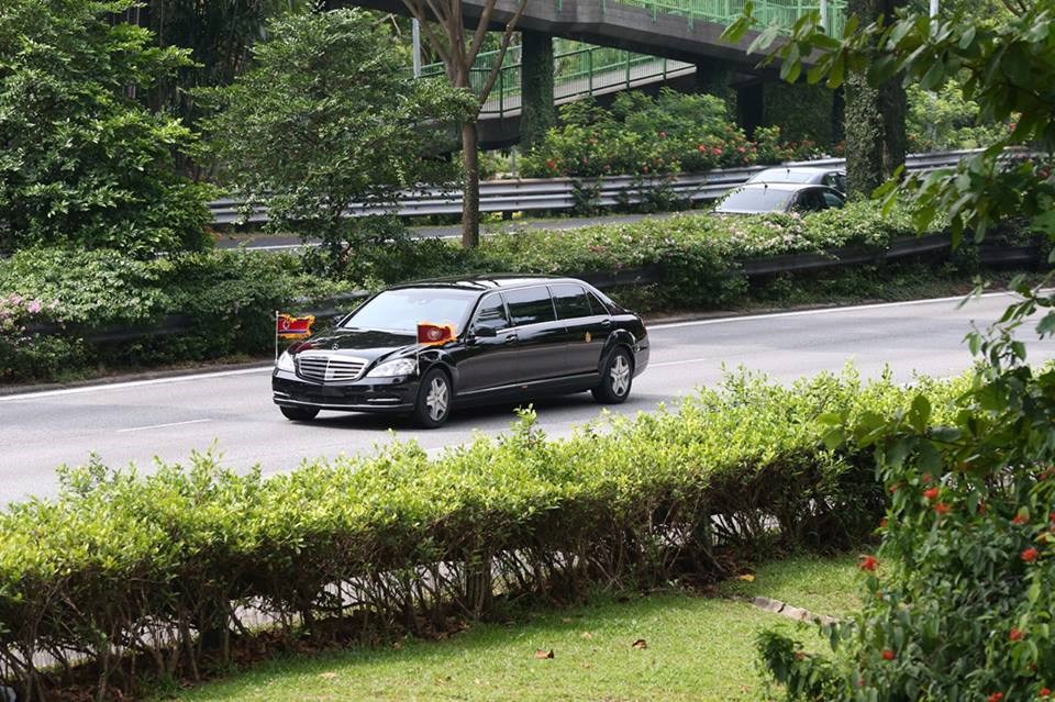 Chiếc Mercedes-Benz S600 Pullman Guard gắn quốc kỳ Triều Tiên đón ông Kim Jong Un tại Singapore.