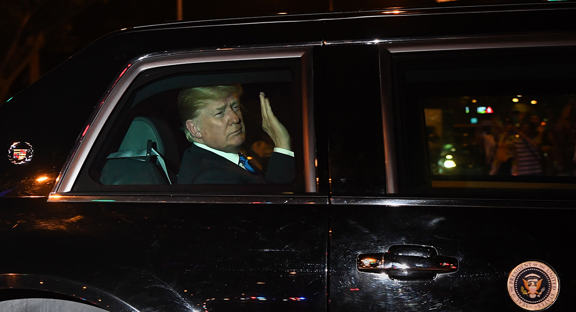 Tổng thống Mỹ Donald Trump ngồi trong Limousine "The Beast" vẫy tay chào trên đường phố Singapore