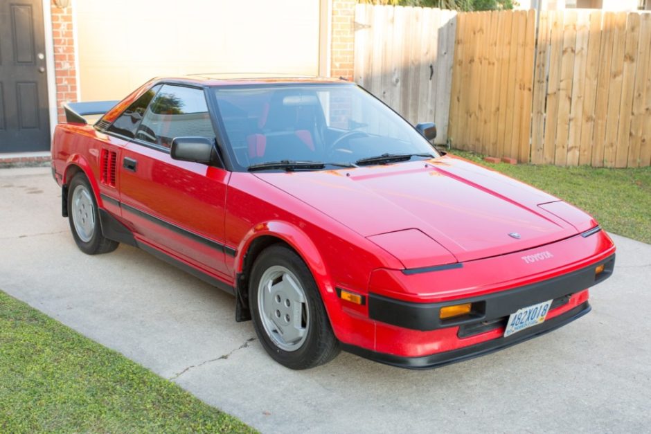 Xe Toyota MR2 với thiết kế khá giống Ferrari F40