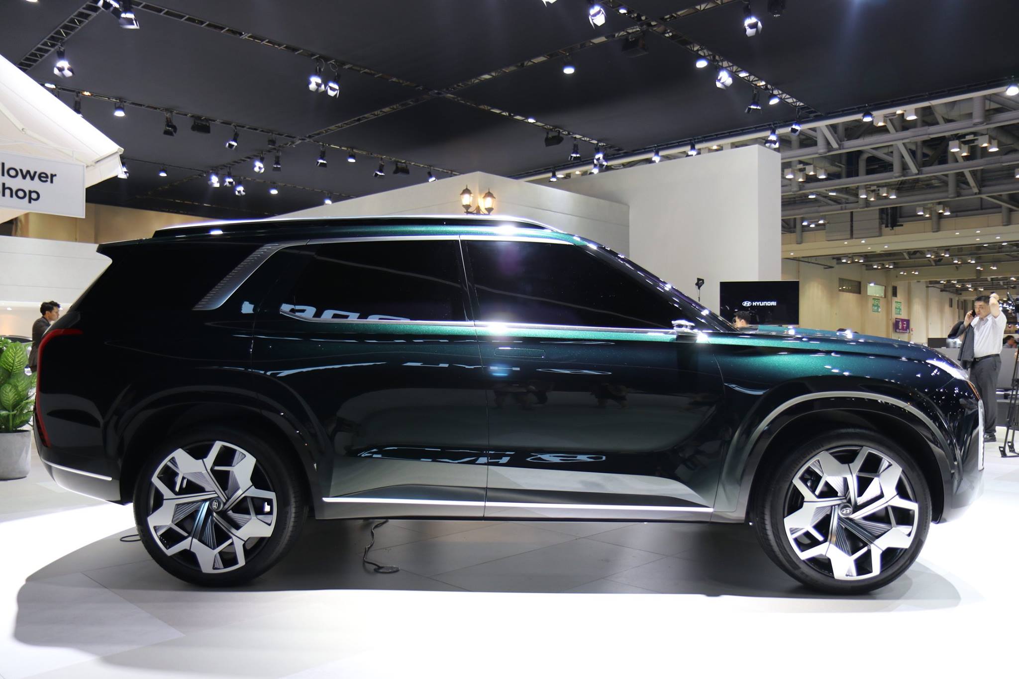 Thiết kế bên hông xe Hyundai Grandmaster