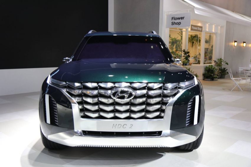Lưới tản nhiêt Hyundai Grandmaster được thiết kế với nhiều khối dạng 3D