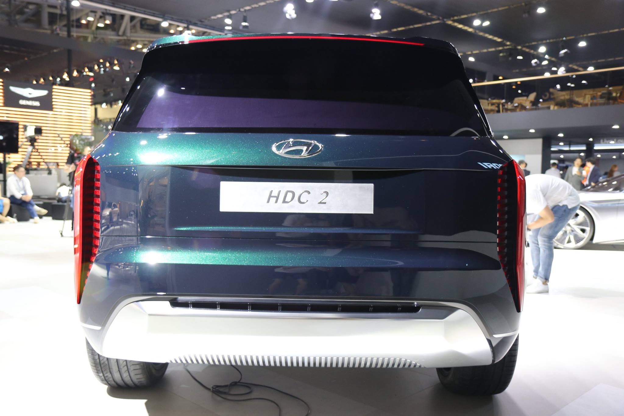 Phía sau xe Hyundai Grandmaster được thiết kế đơn giản