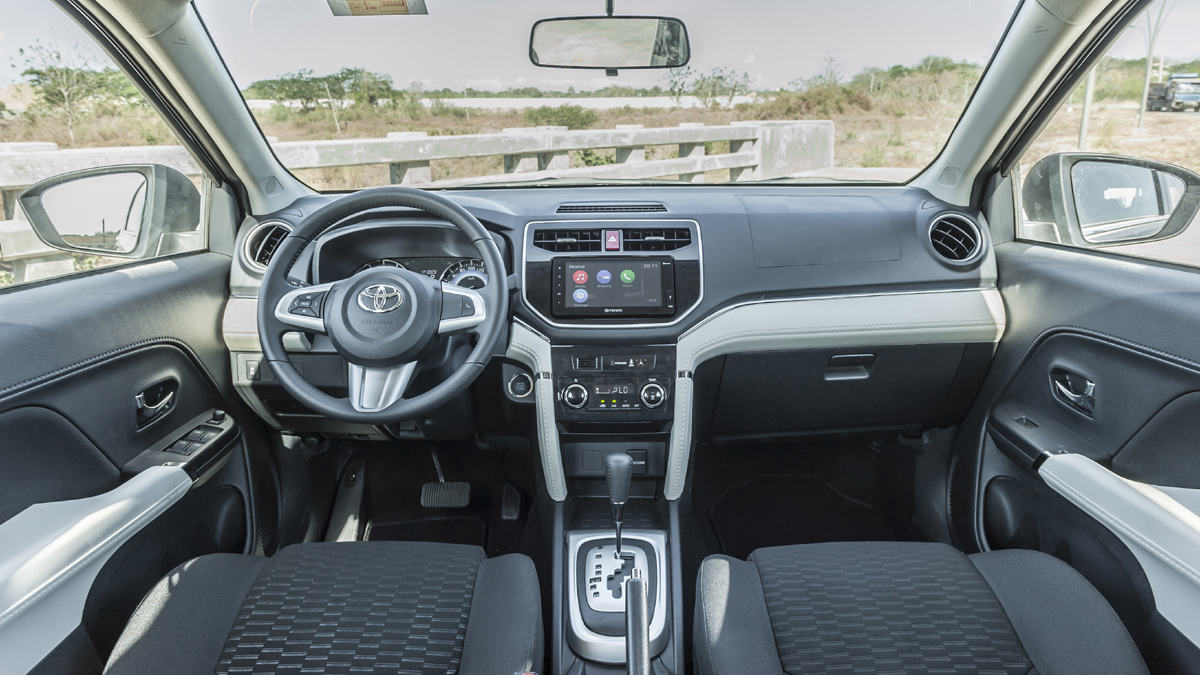 Nội thất xe Toyota Rush khá giống Toyota Fortuner