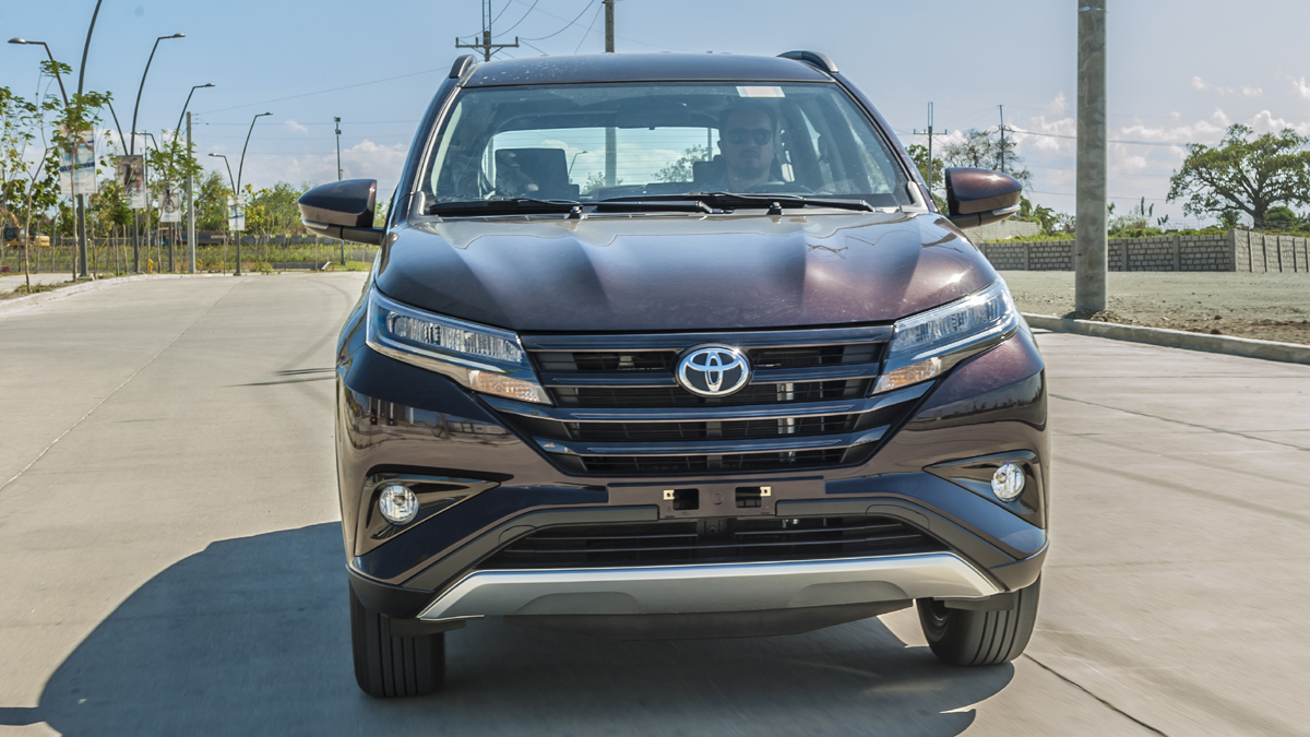 Thiết kế đầu xe của Toyota Rush khá hầm hố