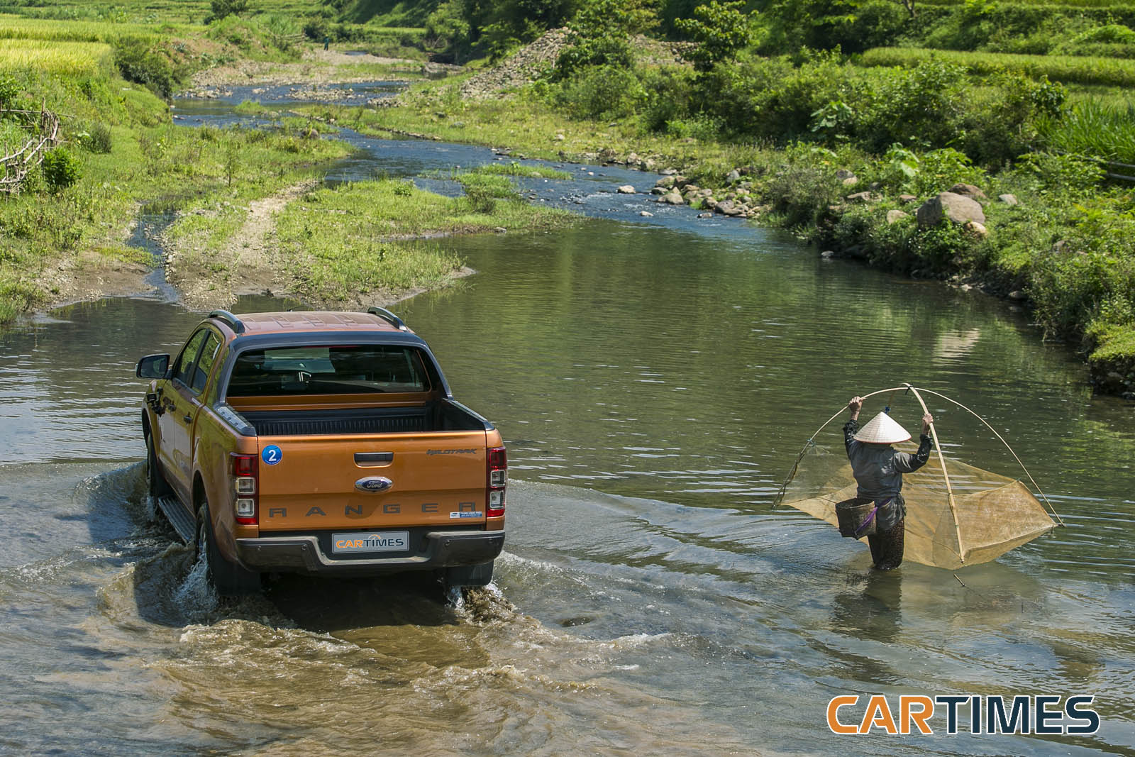 Ford Ranger trở nên hết sức thơ mộng bên suối và bà lão đánh cá