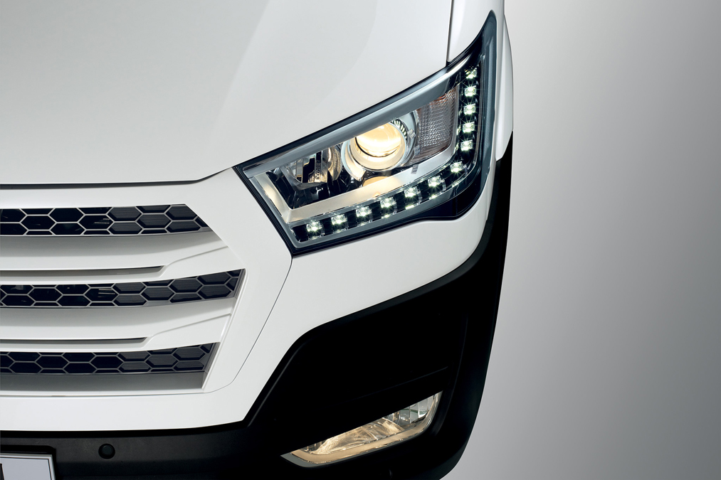 Thiết kế đèn pha Projector đi kèm với đèn chiếu sáng ban ngày dạng LED của Hyundai Solati