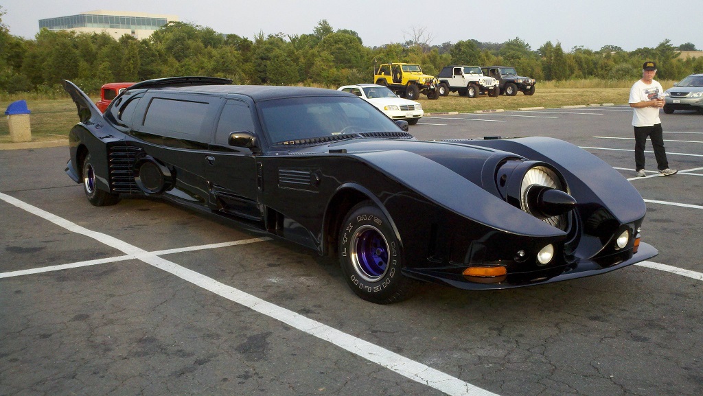 Chiếc xe limousine Batmobile được fan hâm mộ chế tạo