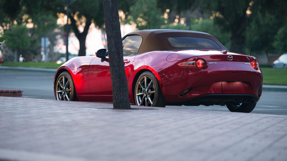 Mazda MX-5 Miata 2019 có thêm phiên bản mui mềm với màu nâu