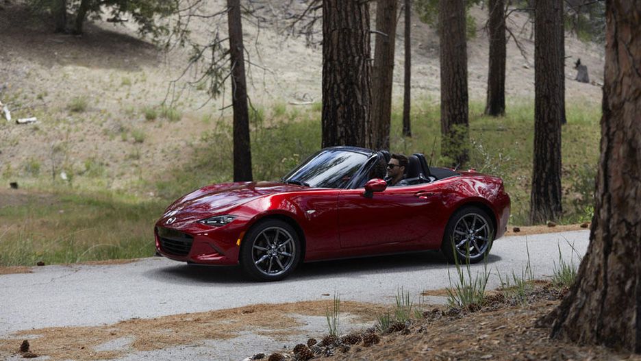 Những thay đổi nhỏ về nội thất cũng là một điểm cộng của Mazda MX-5 Miata 2019