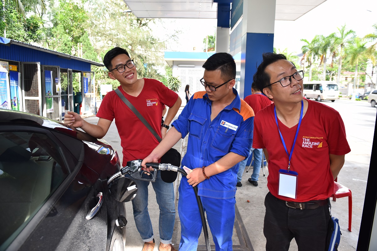Ban tổ chức đo mức nhiên liệu của từng đội tại điểm kết thúc hành trình Accent Drive Style 2018