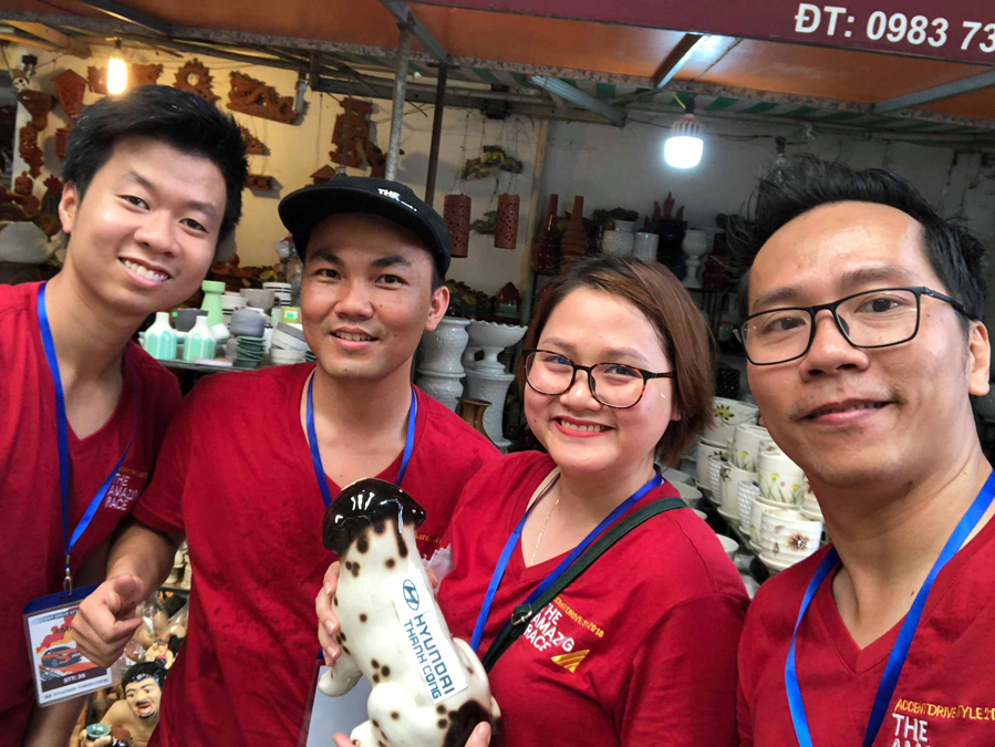 Thử thách tìm đồ vật trong chợ tại làng gốm Bát Tràng