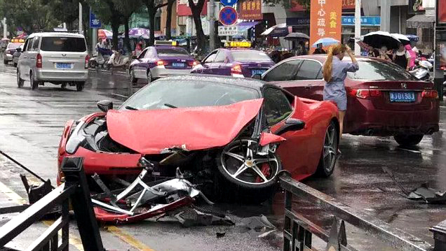 Đầu chiếc Ferrari 458 tan nát sau tai nạn