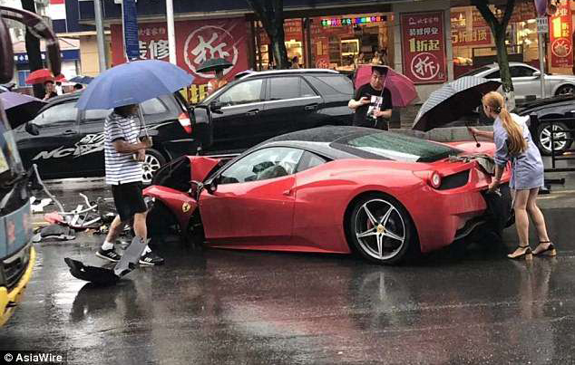Túi khí xe Ferrari 458 đã bung khiến nữ tài xế chỉ bị thương nhẹ