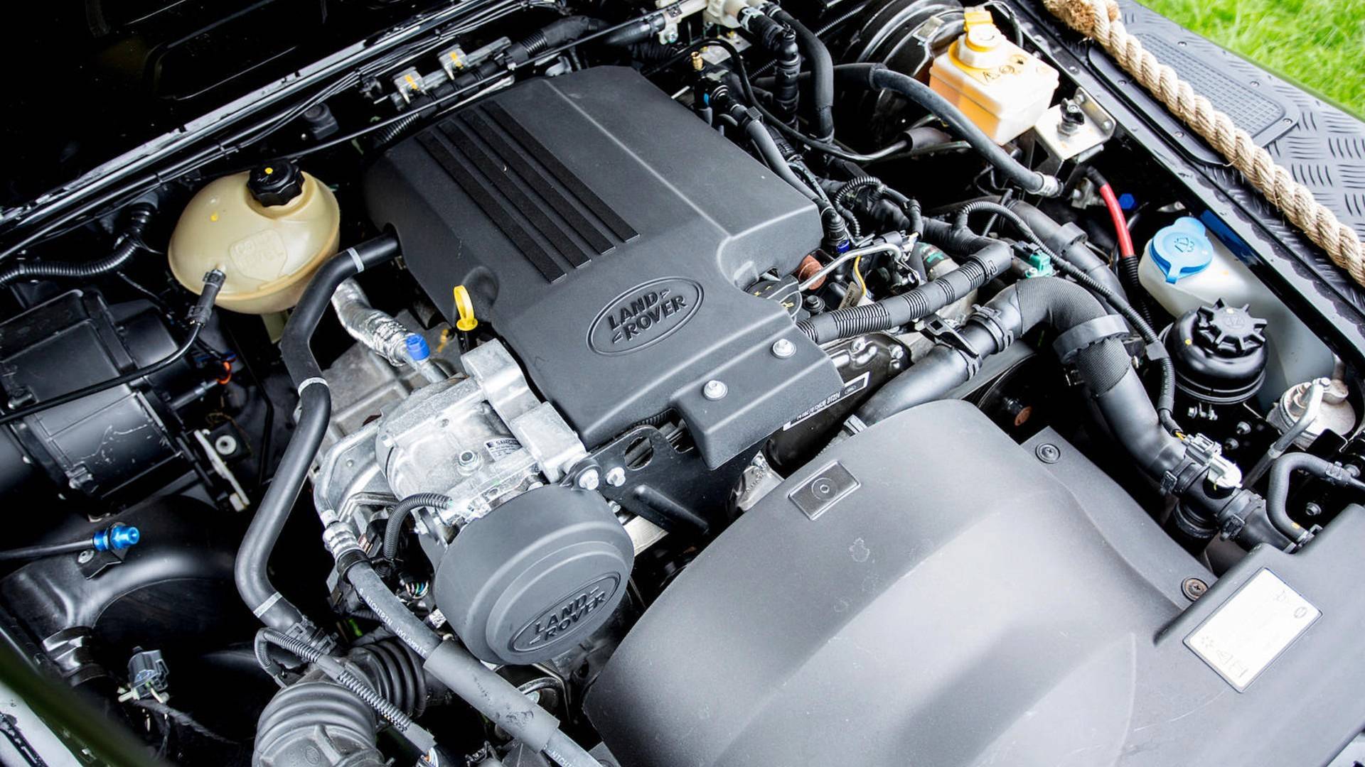 Động cơ của xe Land Rover Defender đã được nâng cấp so với nguyên bản