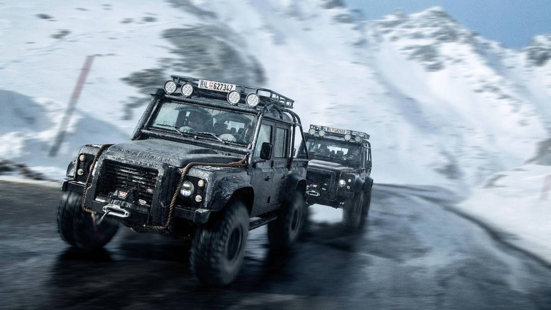 Chiếc xe Land Rover Defender SVX xuất hiện trong tập Spectre năm 2015 trong loạt phim Điệp viên 007