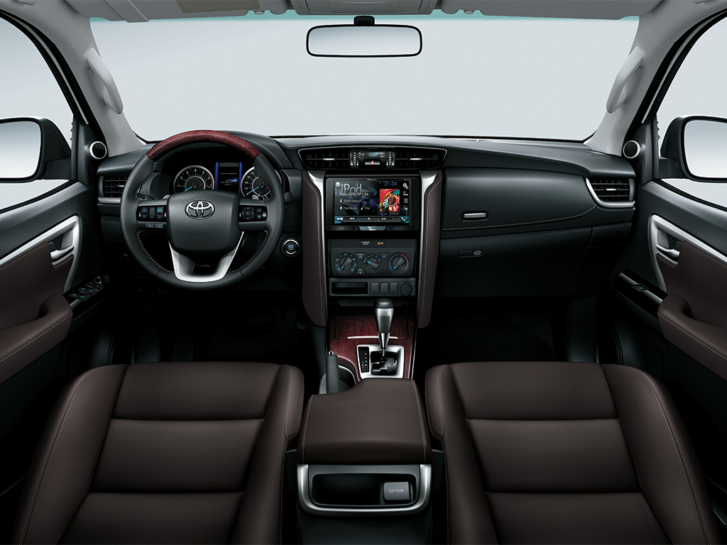 Thiết kế nội thất hàng ghế trước xe Toyota Fortuner 2018
