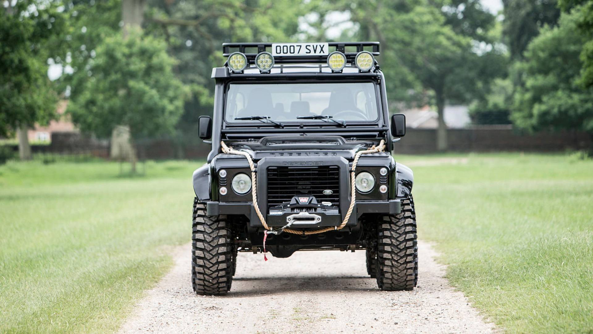 Ngoại thất của xe Land Rover Defender SVX rất hầm hố