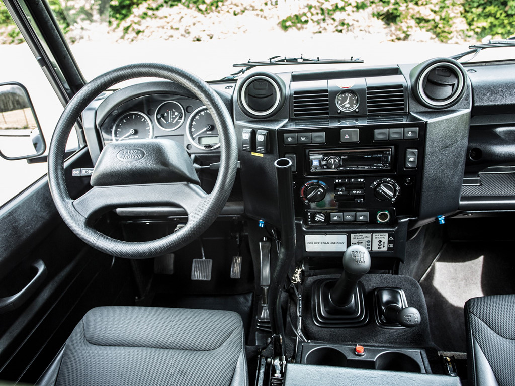 Hàng ghế trước của xe Land Rover SVX được thiết kế đơn giản