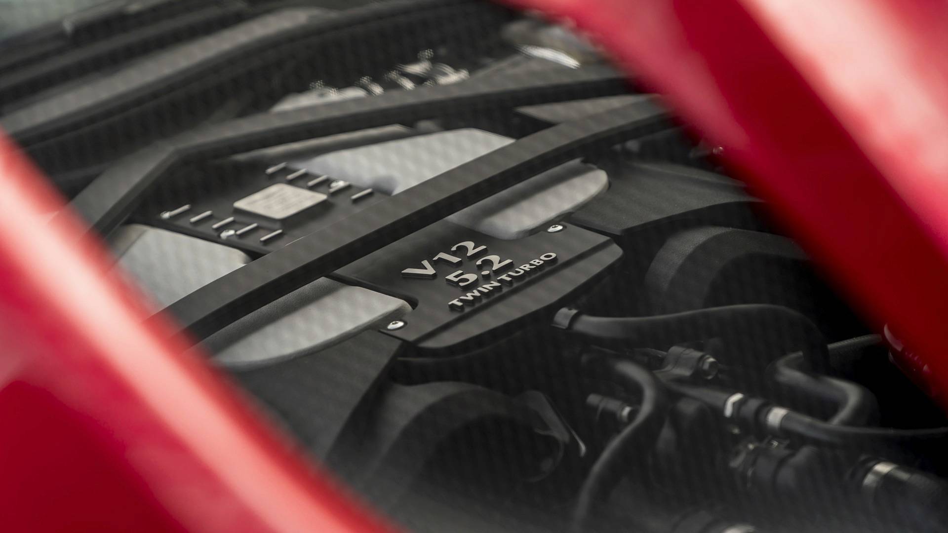 Động cơ xe Aston Martin DBS Superleggera là V12 5.2L Biturbo