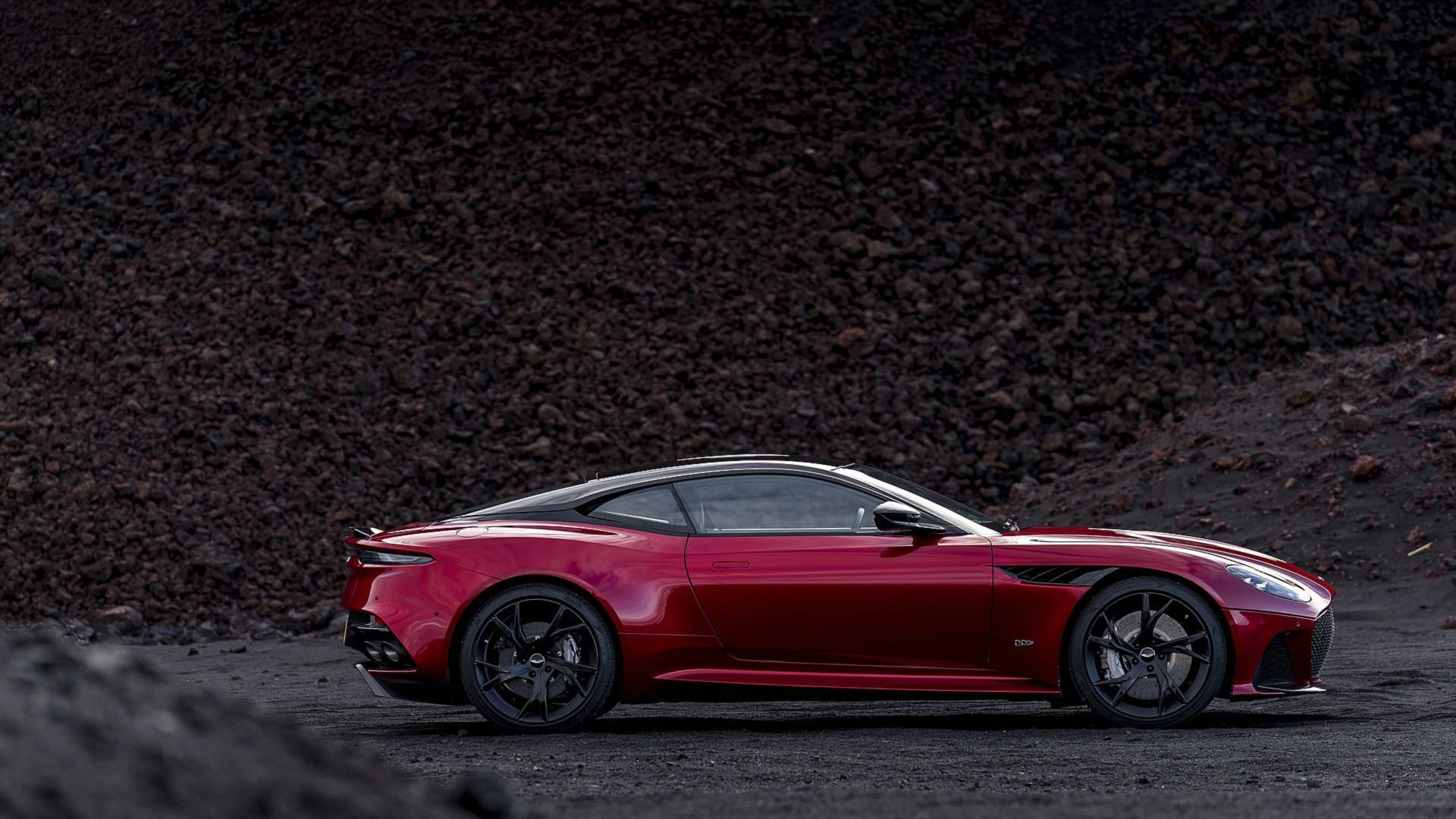 Động cơ xe Aston Martin DBS Superleggera đặt thấp giúp phân bổ trọng lượng tốt hơn và trọng tâm thấp hơn
