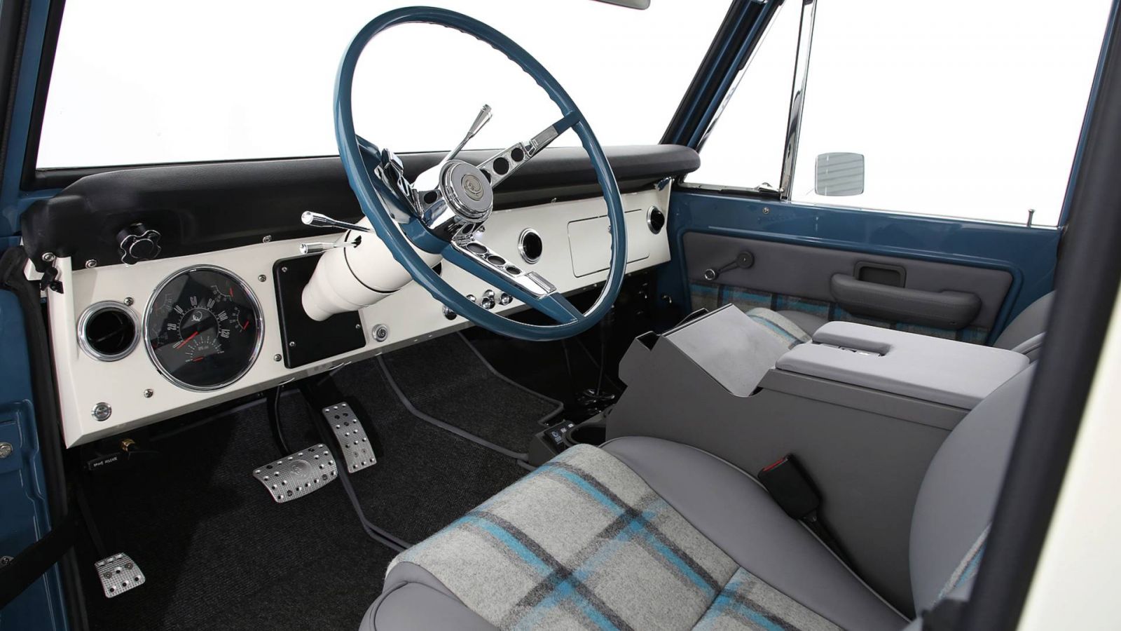 Cabin xe Ford Bronco được làm mới với những trang bị công nghệ