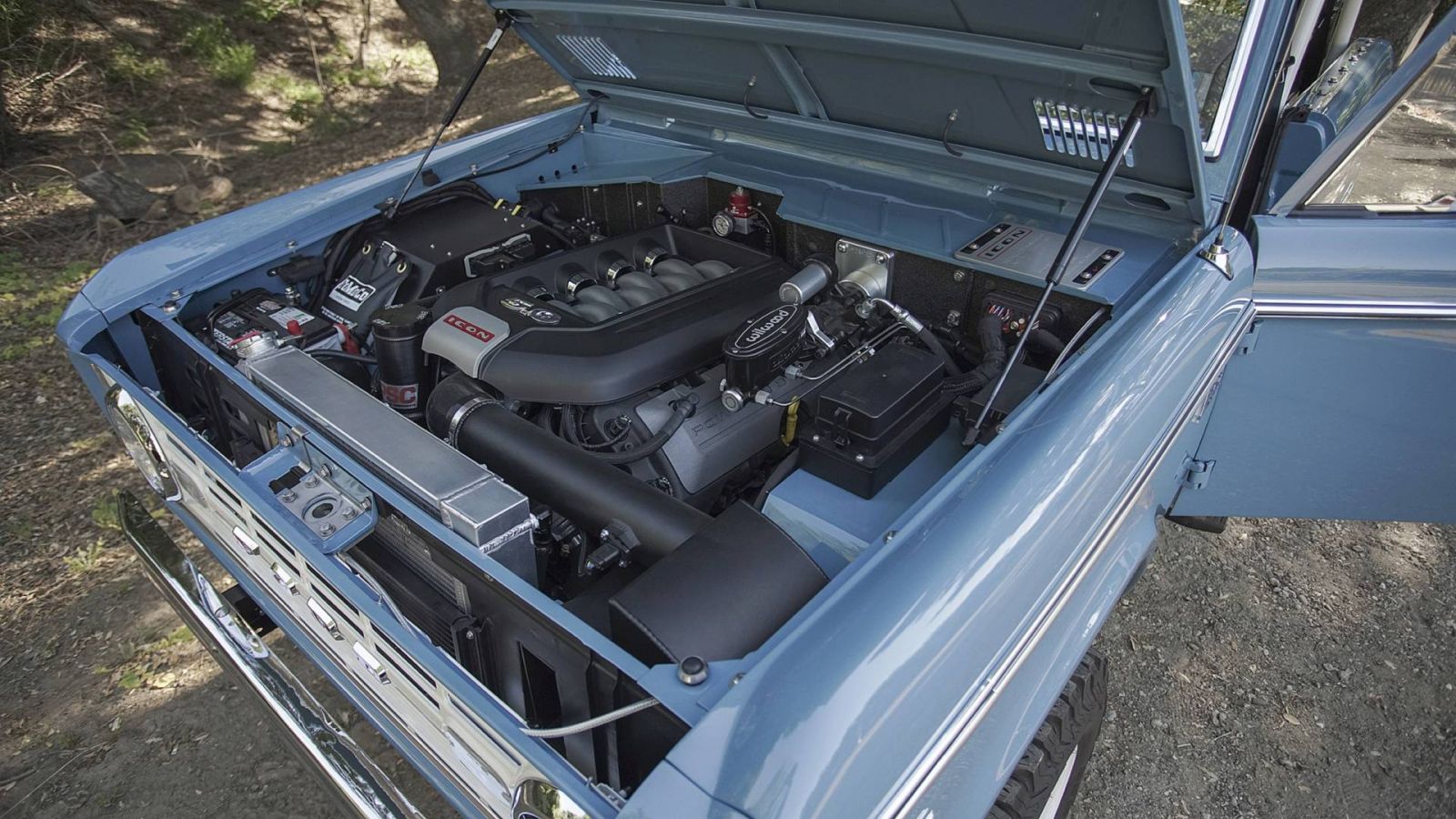 Động cơ xe của Bronco Old School được lấy từ Ford Mustang GT