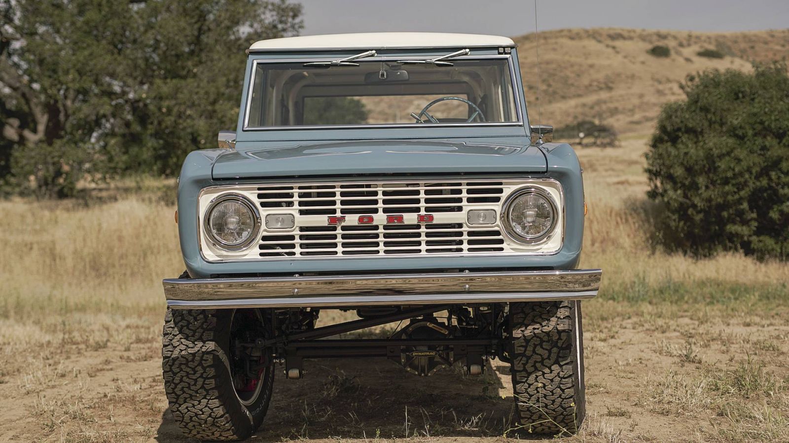 Đèn pha của xe Ford Bronco Old School được trang bị LED
