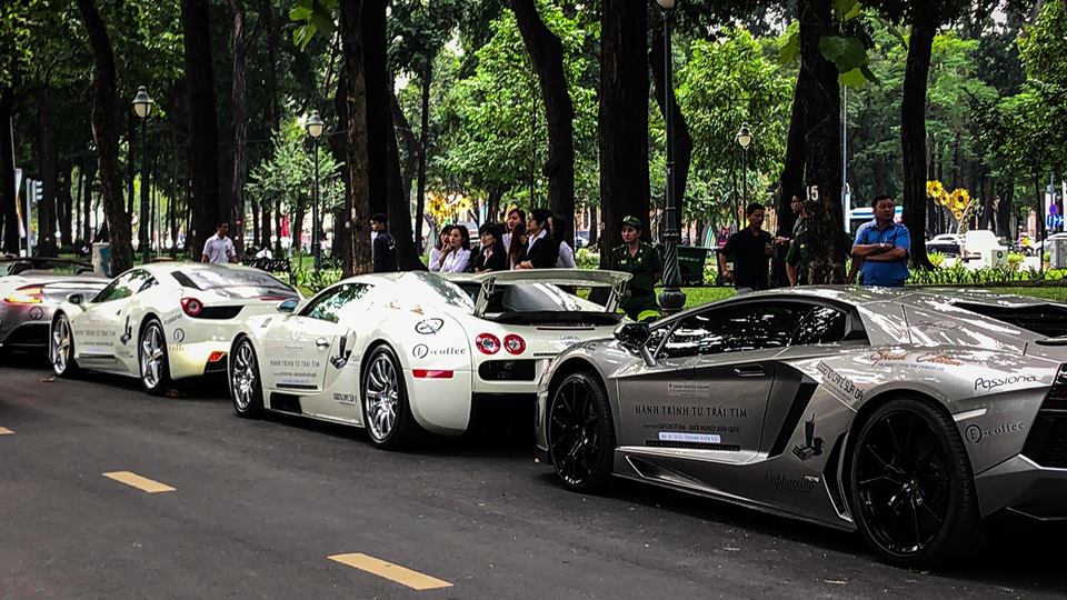 Bugatti Veyron tụ họp cùng dàn siêu xe trước cổng Dinh độc lập, Tp Hồ Chí Minh
