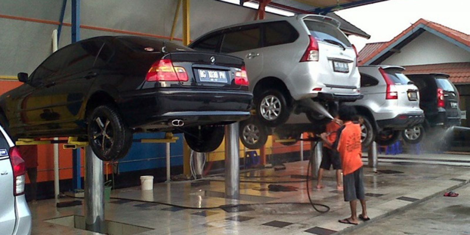 Rửa xe thường xuyên để bảo vệ xế hộp của bạn