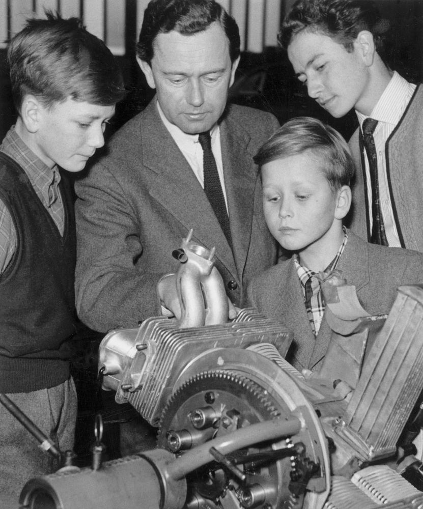 Tiến sĩ Wolfgang Porsche (1953, phía trước) cùng với các anh em: ông Hans-Peter (trái), ông Ferdinand Alexander (phải) và cha của ông - ông Ferry Porsche (giữa)