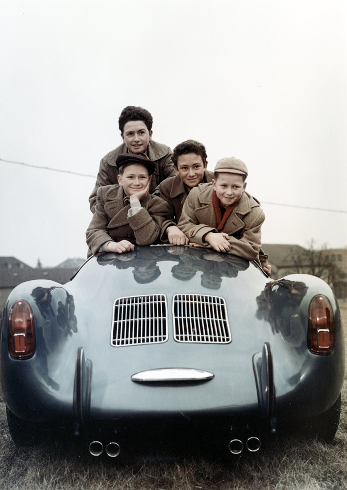 Tiến sĩ Wolfgang Porsche (1953, phải) cùng với các anh em (trái): ông Hans-Peter, ông Ferdinand Alexander và ông Gerhard trên mẫu xe Porsche 550 Spyder