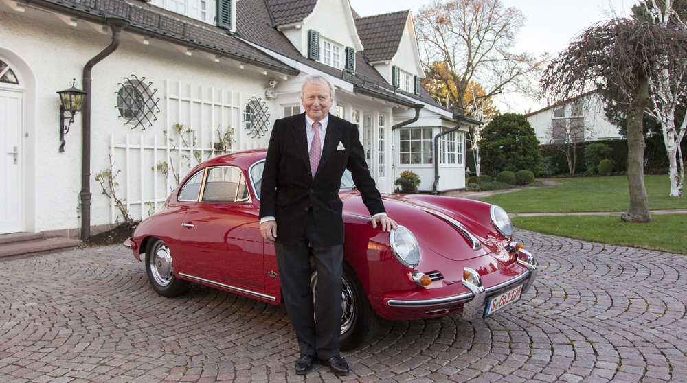 Tiến sĩ Wolfgang Porsche (2016) bên cạnh mẫu xe 356 B ở phía trước Dinh thự của Porsche tại Stuttgart