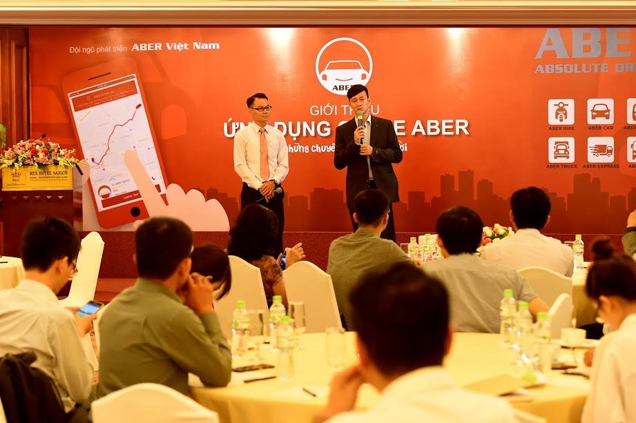 Ông Nguyễn Bình, đồng sáng lập ABER (áo đen)